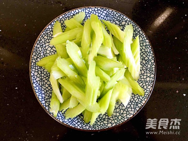 西芹百合的做法步骤：1