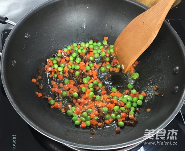 腊肉炒饭的做法步骤:3