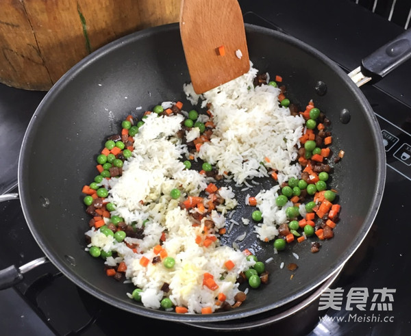 腊肉炒饭的做法步骤:4