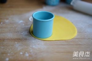 小狮子翻糖蛋糕的做法步骤:11