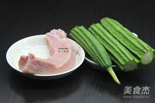 丝瓜肉片汤的做法步骤：1