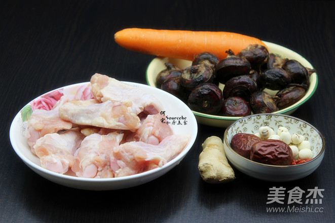 莲子马蹄鸡汤的做法步骤：1