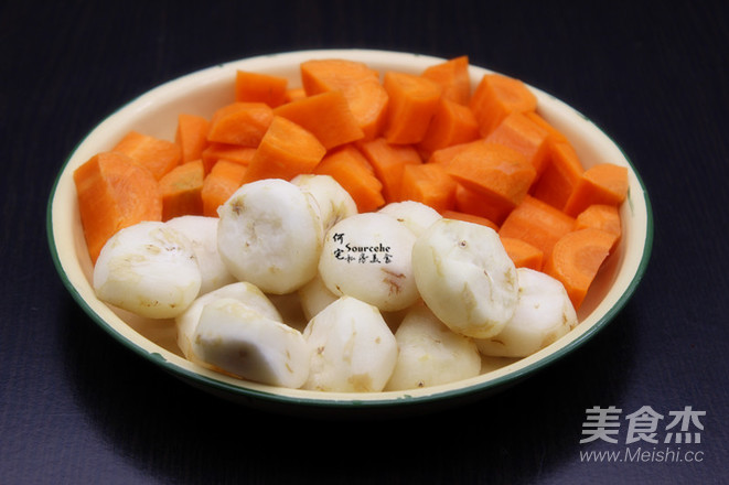 莲子马蹄鸡汤的做法步骤:3