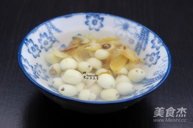 莲子马蹄鸡汤的做法步骤:2