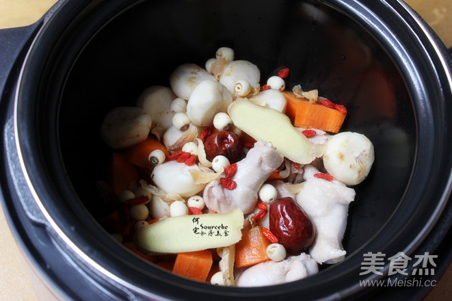 莲子马蹄鸡汤的做法步骤:5
