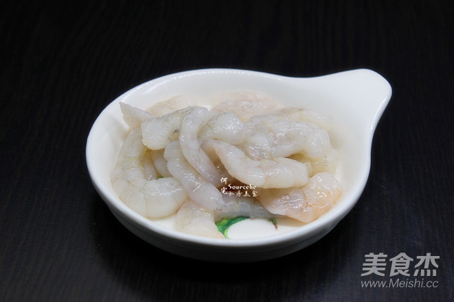 清香罗勒虾仁炒饭的做法步骤:2