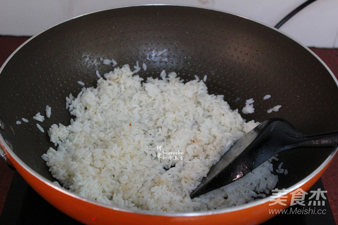 清香罗勒虾仁炒饭的做法步骤:5