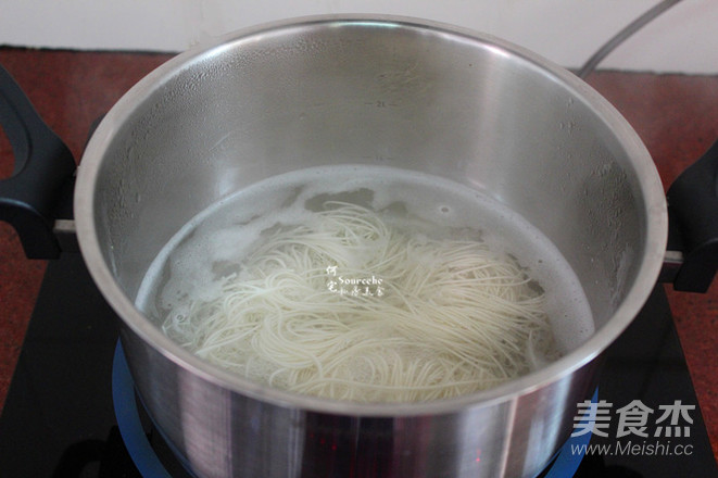 爽滑浓香肉牛面的做法步骤:4