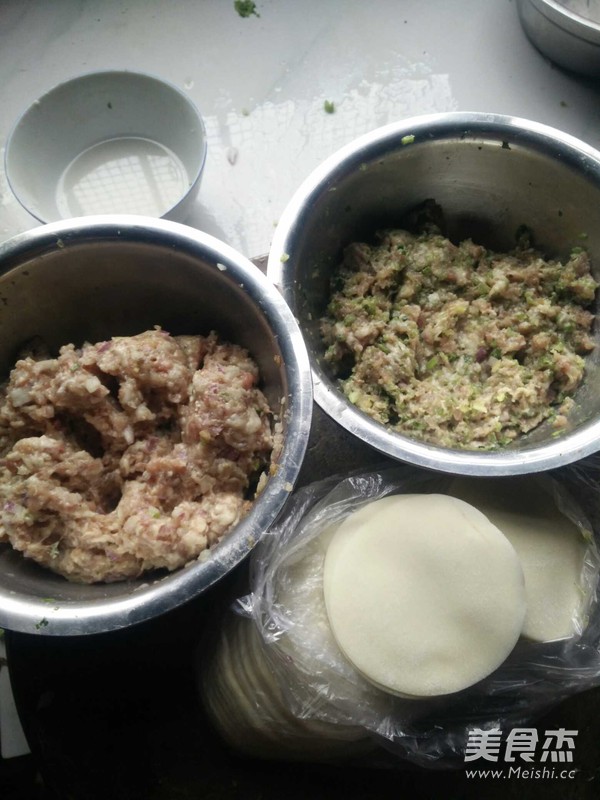 洋葱猪肉馅饺子的做法步骤：1