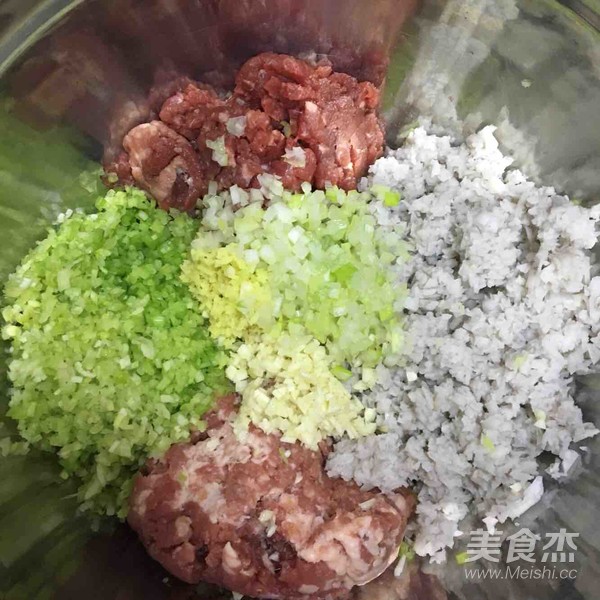 牛肉莲藕芹菜饺子的做法步骤：6