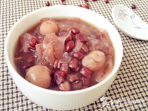 舒服滋补只需一碗羹桂圆红豆银耳羹