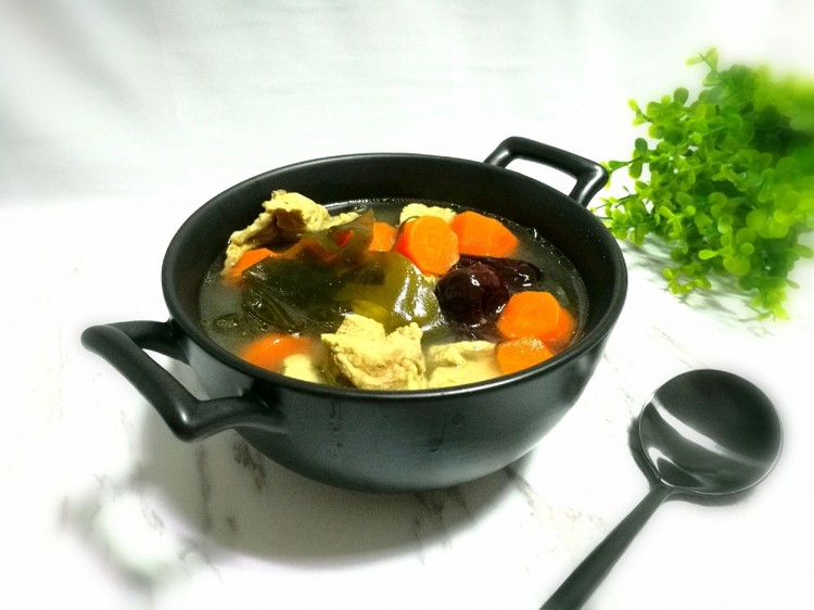 美味滋补的胡萝卜海带排骨汤