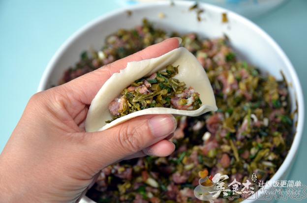 请你品尝极具鄂西风味的腊肉香椿饺子