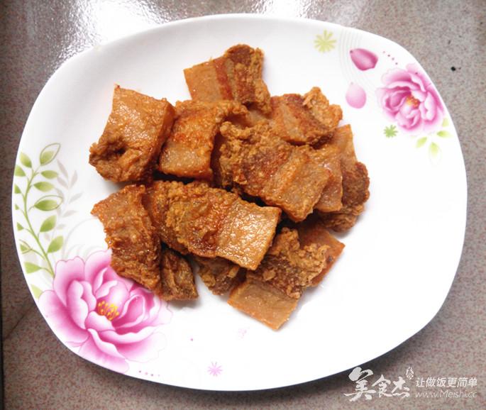 8:水烧开后入炸好的滑肉,水再次沸腾后转小火焖煮1小时