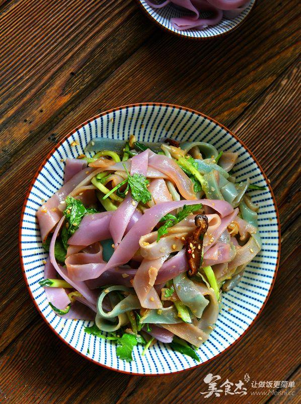 凉皮分为米面皮和面皮两大类,米面皮实为米皮.