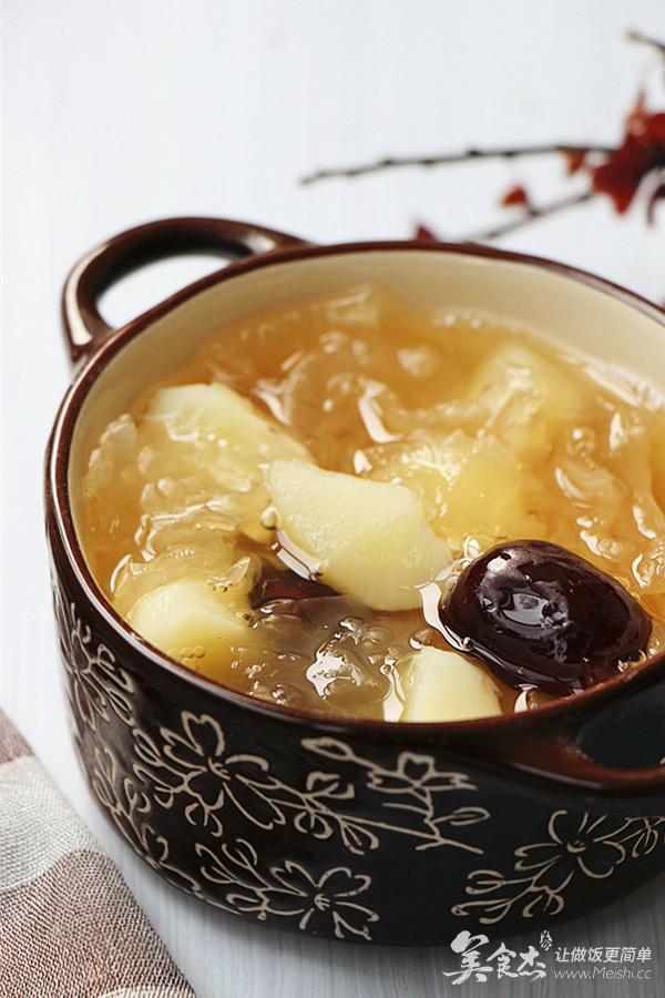 清甜醇美的银耳马蹄甜汤,不但能滋阴润肺还能美容养颜.