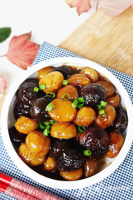 正值板栗上市,香菇烧板栗这道菜一定不要错过.