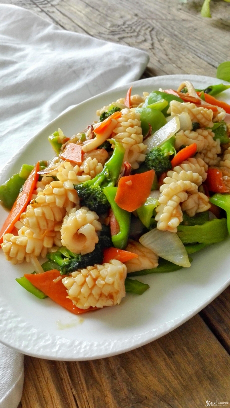 3.鱿鱼切斜块,出卷率比较高,出来的卷首位相接,紧实漂亮4.