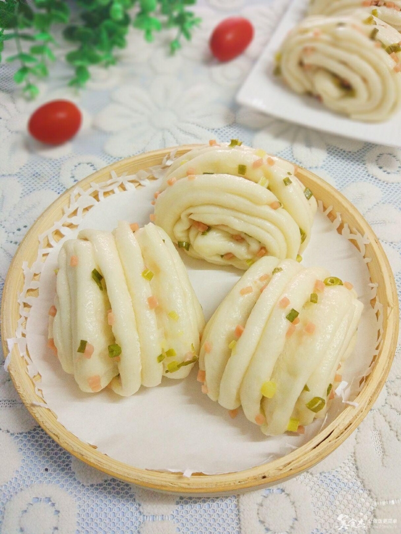 萌萌的可爱毛毛虫面包中国经典面食香葱火腿花卷