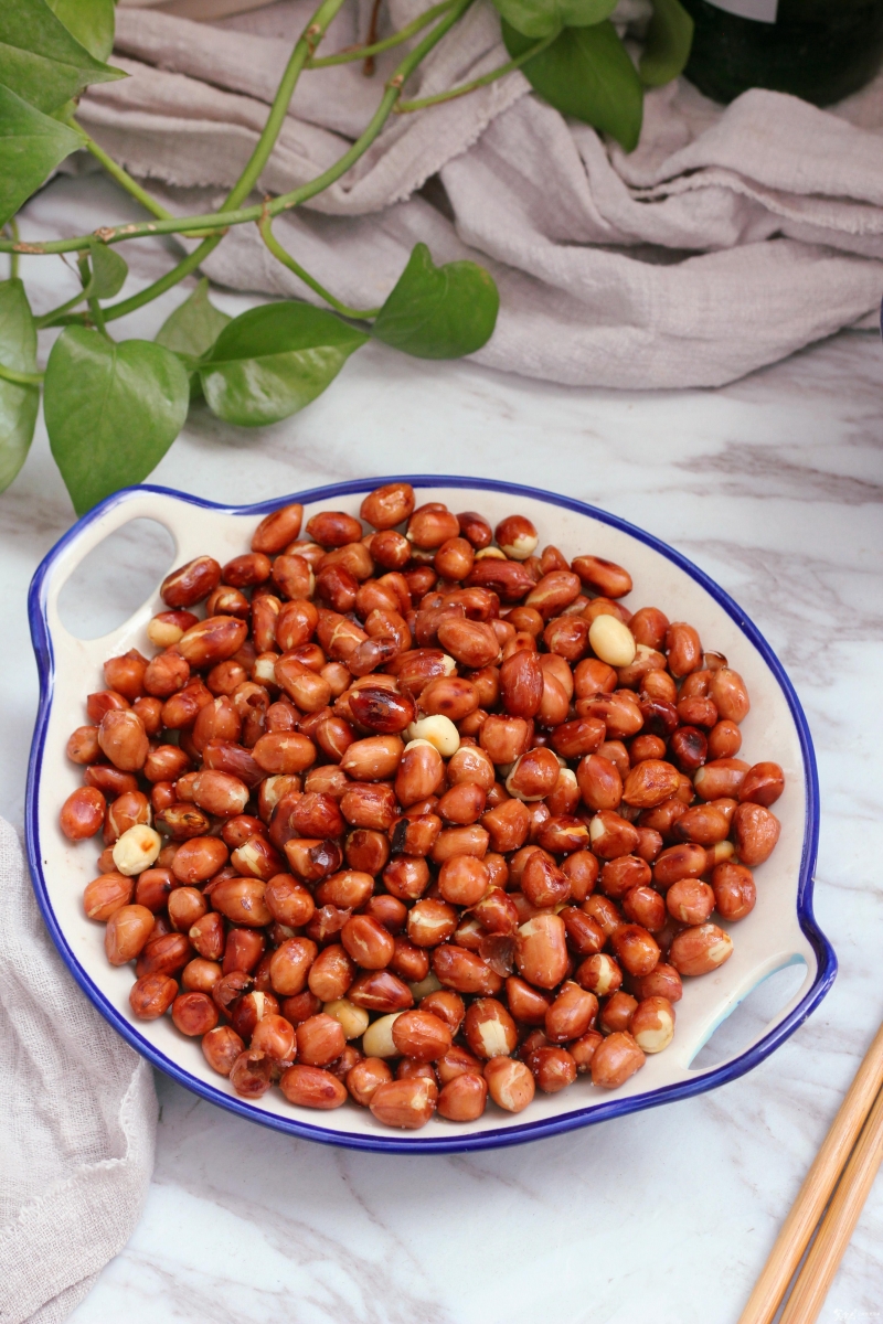 一碟下酒菜好吃的花生米炒出来