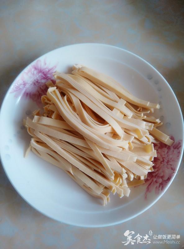 放入少许盐,生抽,蚝油,料酒抓匀,腌制片刻大白菜洗净切粗丝千张洗净切