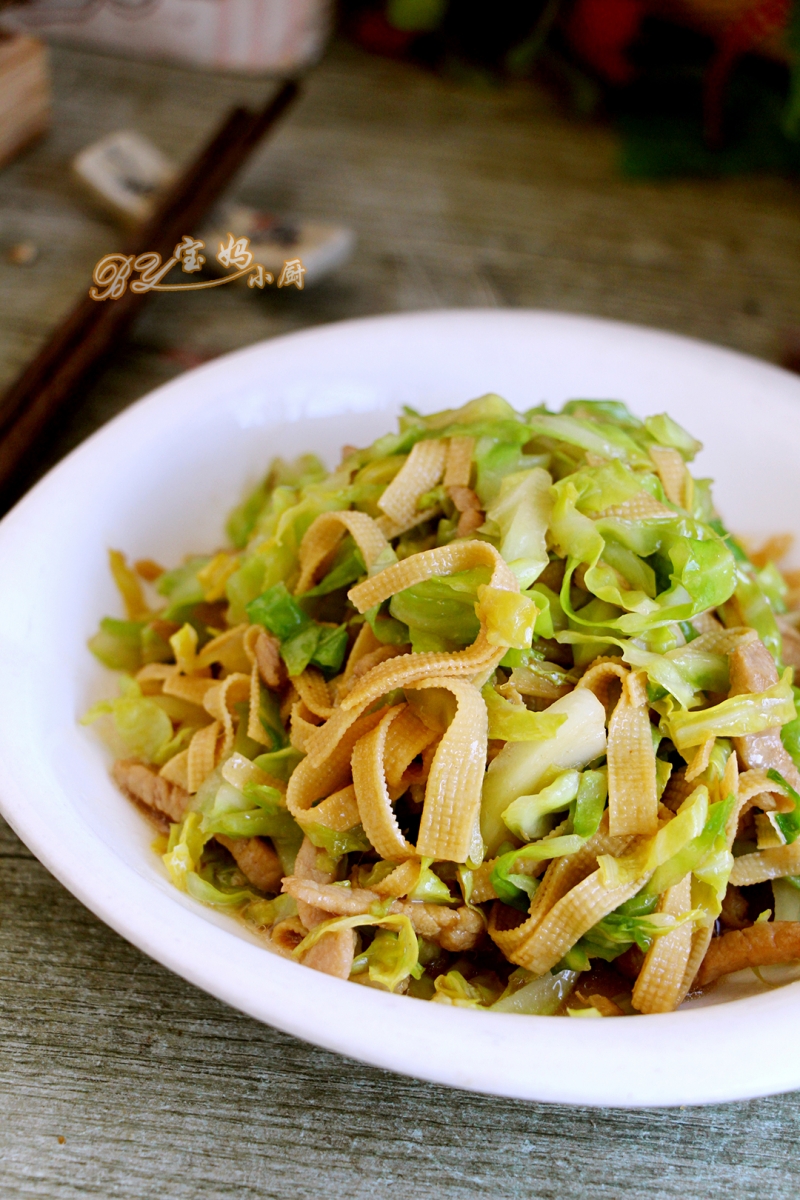 宝妈小贴士:1 瘦肉腌一会口感好,更鲜嫩,不发硬2 干豆腐加点水烧一会