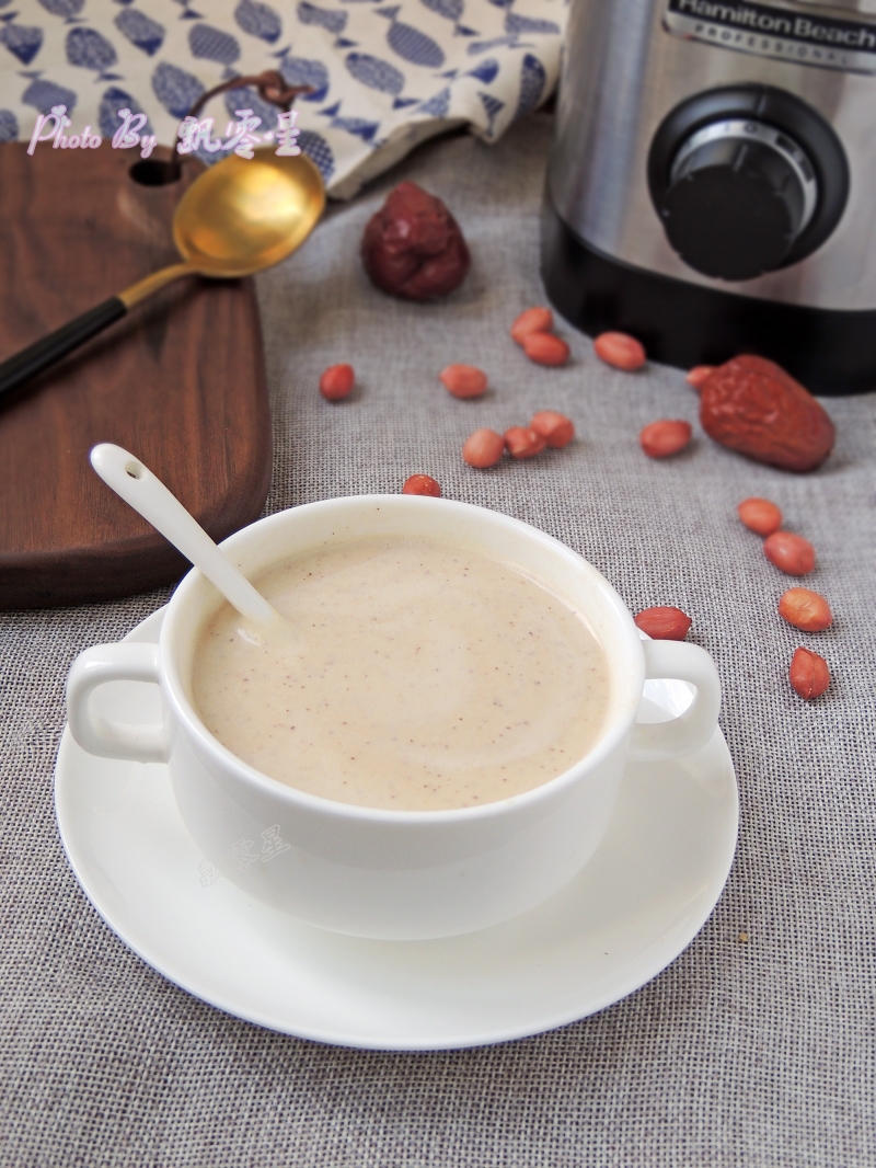 红枣花生牛奶,细腻顺滑,入口香浓,暖暖的,很贴心.