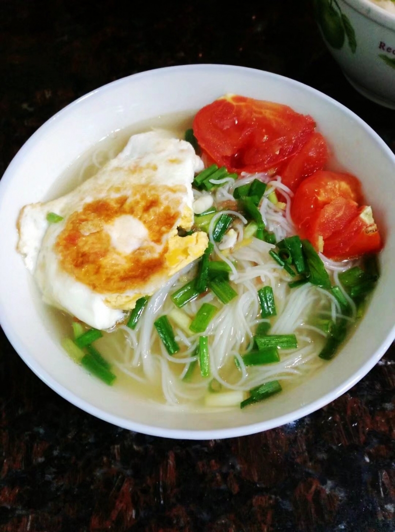 一道简单易做又非常喜欢吃的早餐番茄鸡蛋米粉