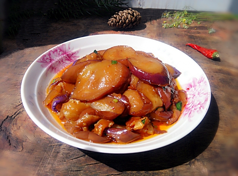 【老干妈烧茄子】材料:茄子1根;花生油50克;盐1克;生抽20克;老干妈