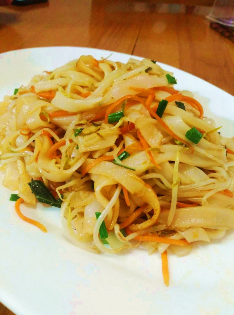 绿豆芽菜搭配河粉标配炒出美味的芽菜炒河粉
