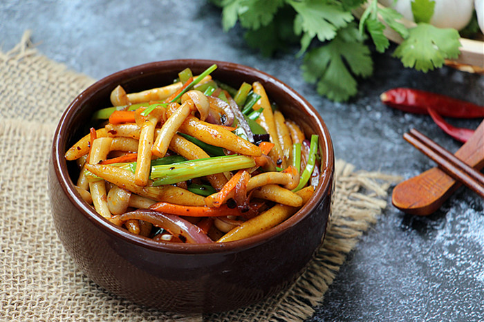 主要食材:玉米粉,面粉(玉米粉150克,面粉100克)做法2,玉米粉面粉混合