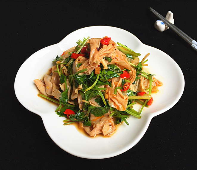 2克,生抽酱油15ml,鸡粉1克,香醋20ml,红油20ml,食用油20ml具体做法:1