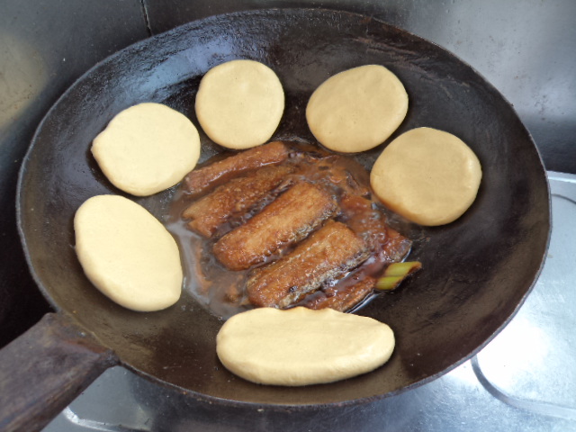 饭菜一锅出铁锅炖鱼贴饼子