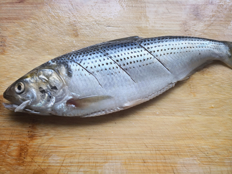 鳞鲫鱼选用新鲜的,去鱼鳞去内脏清洗干净,1.