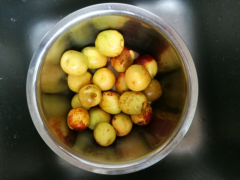 快速清洗水果小窍门只需加一勺这个洗得干净吃得放心