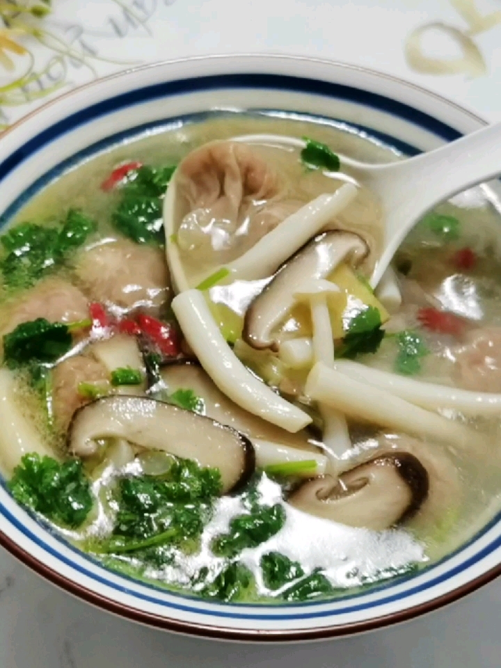 肉燕菌菇汤的做法