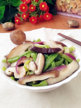 菠菜茎炒香菇的做法
