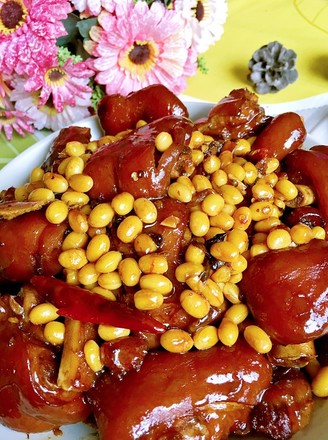 香辣猪蹄焖黄豆的做法