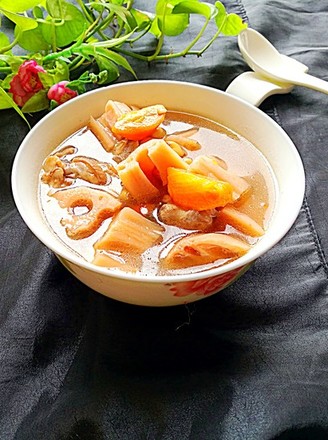 胡萝卜莲藕猪肘汤的做法