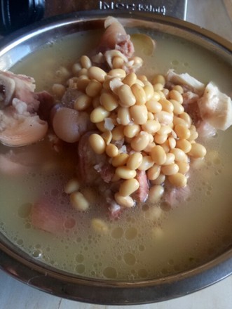 黄豆猪脚汤的做法