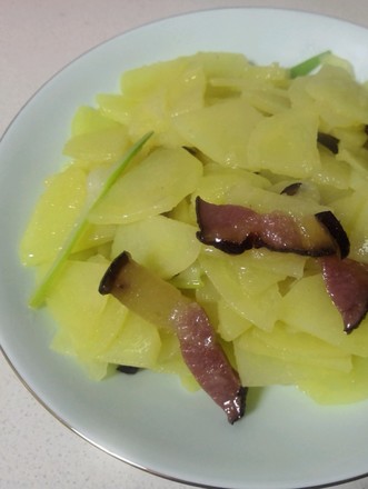 土豆炒熏肉的做法