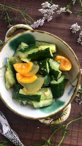 拍黄瓜拌变蛋的做法