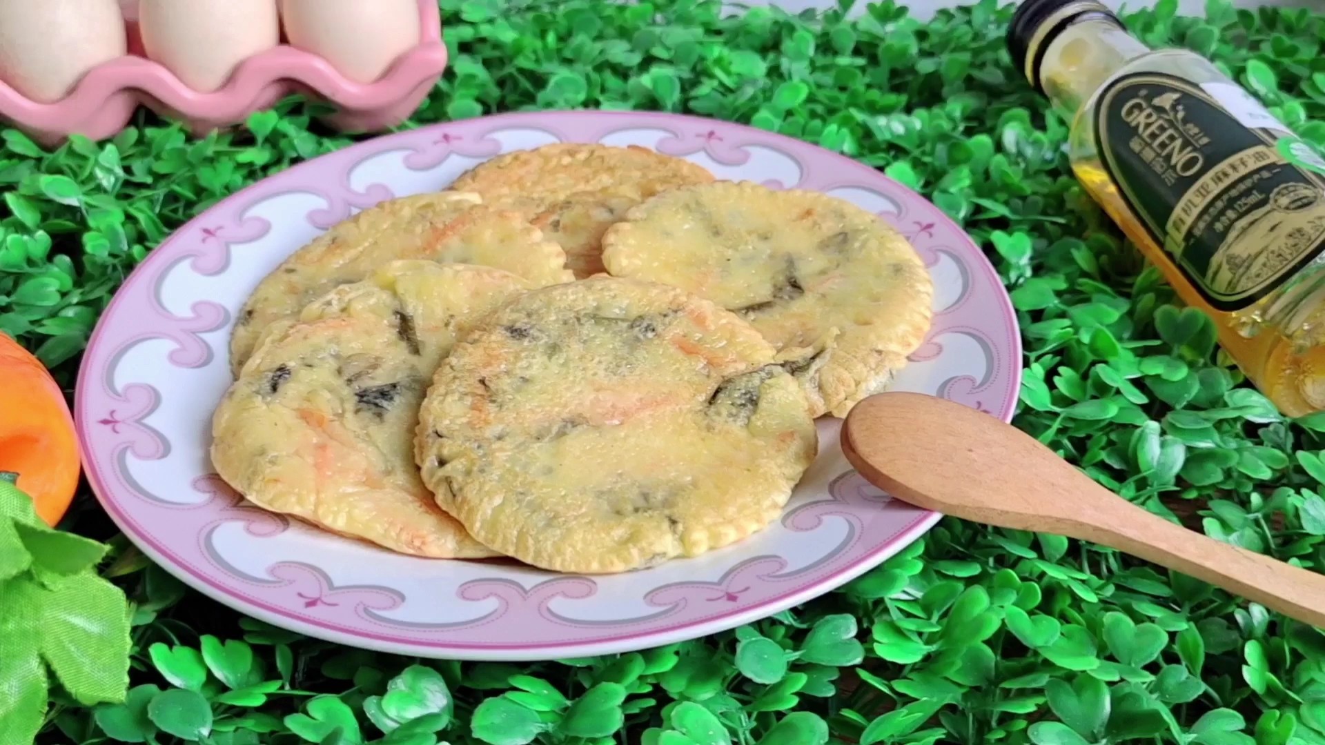 宝宝补钙早餐饼：胡萝卜紫菜蛋奶饼