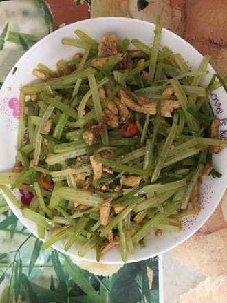 芹菜炒鸡丝