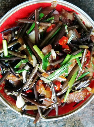 鲜味蕨菜炒腊肉的做法