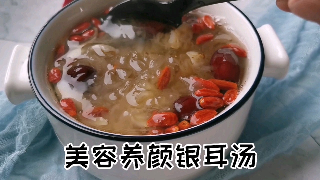 养生还是要靠食疗，爱美女士必备的银耳汤，坚持喝就有效果哦