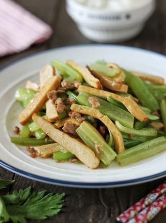 肉末香干炒芹菜