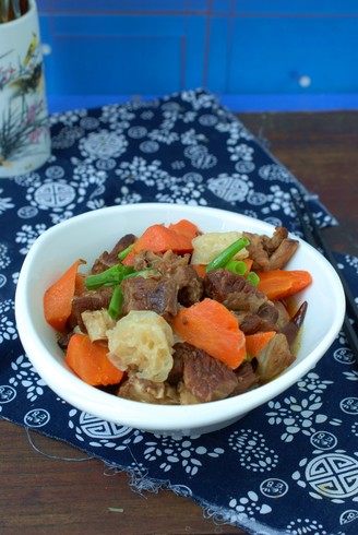 萝卜面藕炖牛肉的做法