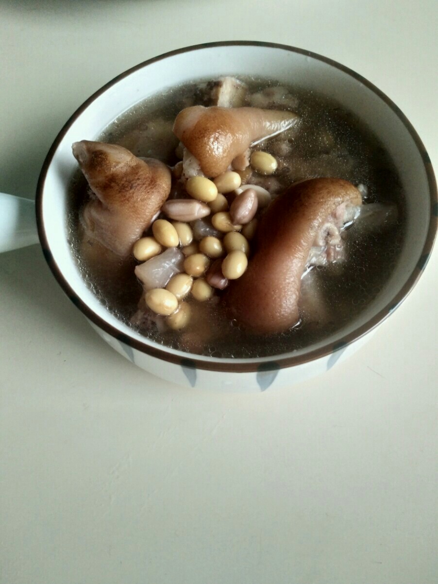 浓香黄豆花生猪蹄汤的做法