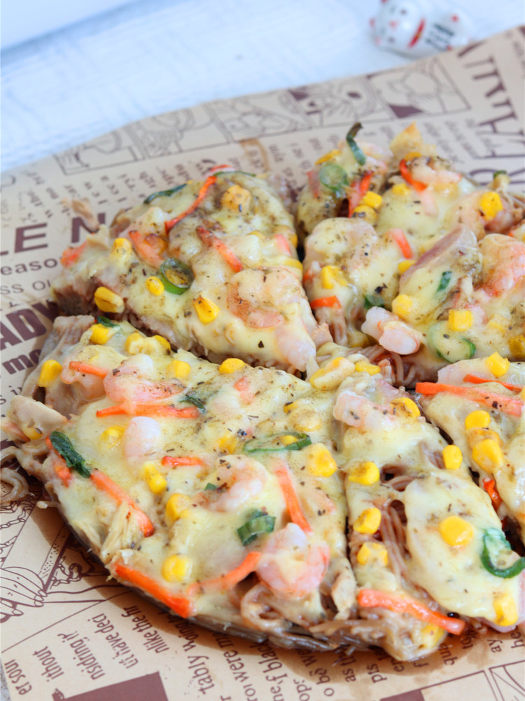 超多料的金枪鱼虾仁面条披萨，快手又好吃的做法